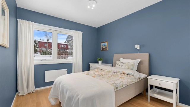 Hovedsoverommet har god plass til dobbeltseng med tilhørende møblement.