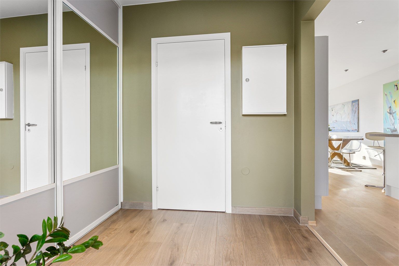 Entré med mulighet til oppbevaring i skyvedørsgarderobe. Adkomst til boligens vaskerom med toalett. 