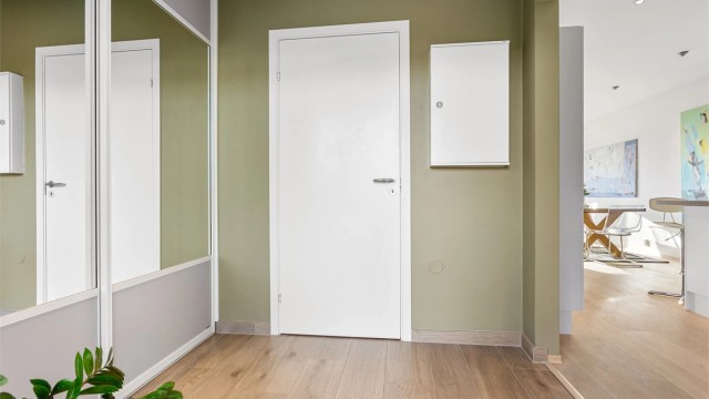 Entré med mulighet til oppbevaring i skyvedørsgarderobe. Adkomst til boligens vaskerom med toalett.