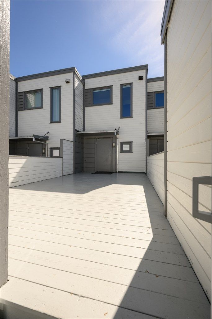Ved inngangspartiet er det en terrasse som er en del av et samlet uteareal på 38 m².