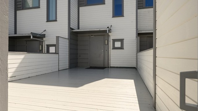 Ved inngangspartiet er det en terrasse som er en del av et samlet uteareal på 38 m².