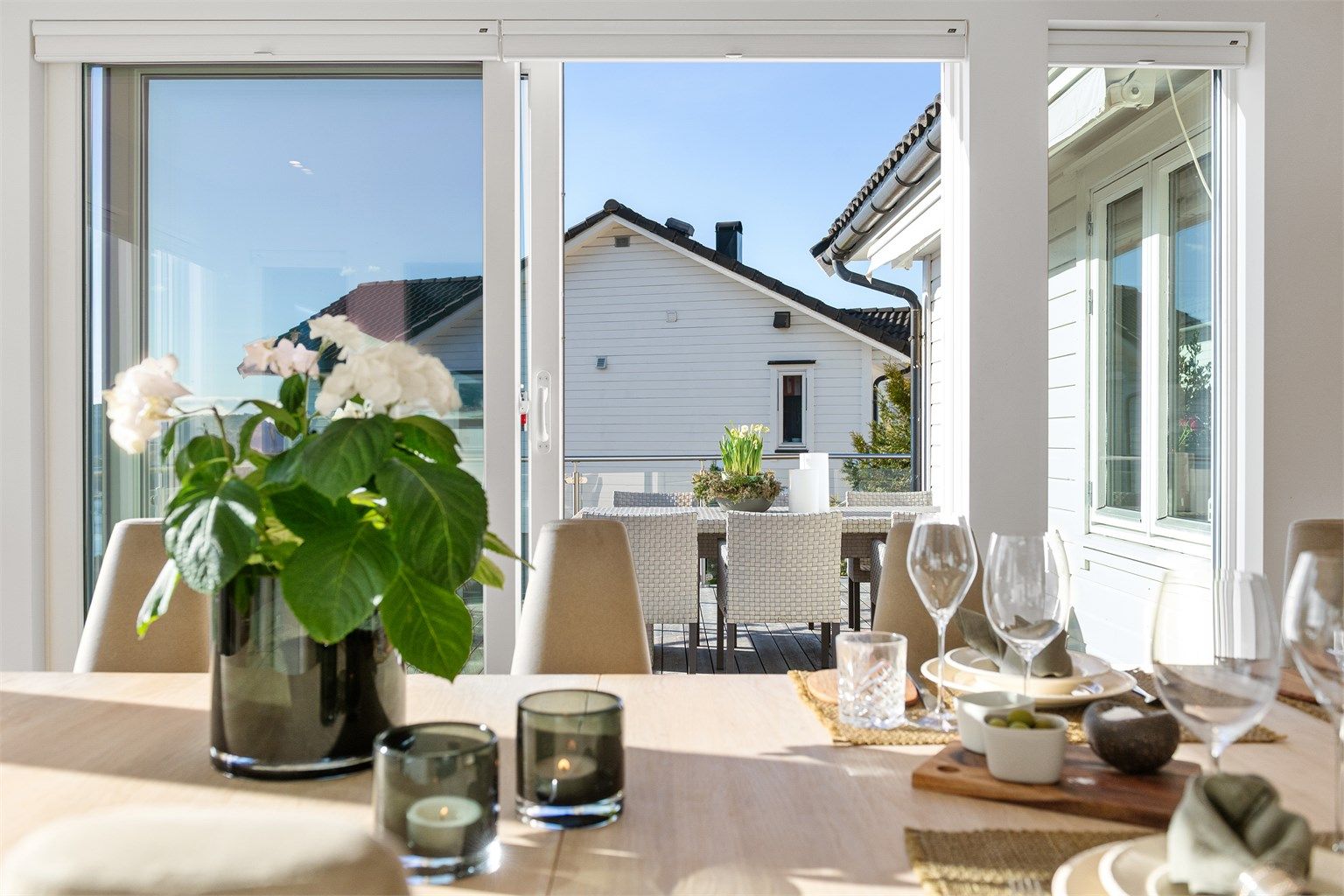 Det er skyvedør fra spisestuen mot vest til terrasse på 30 kvm