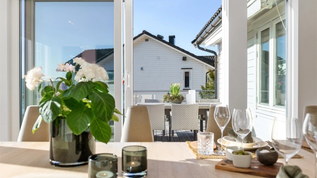 Det er skyvedør fra spisestuen mot vest til terrasse på 30 kvm