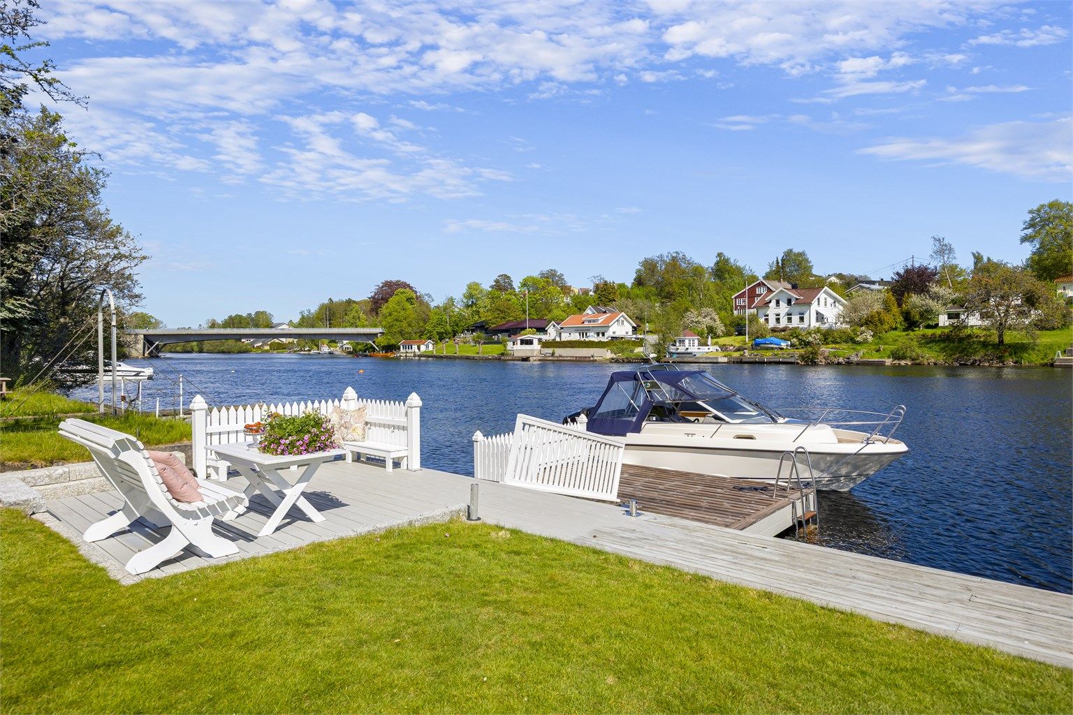 Eiendommen inkluderer en egen strandparsell med godkjent flytebrygge og båtplass ved Nidelva.
Foto: Halvard Rimereit