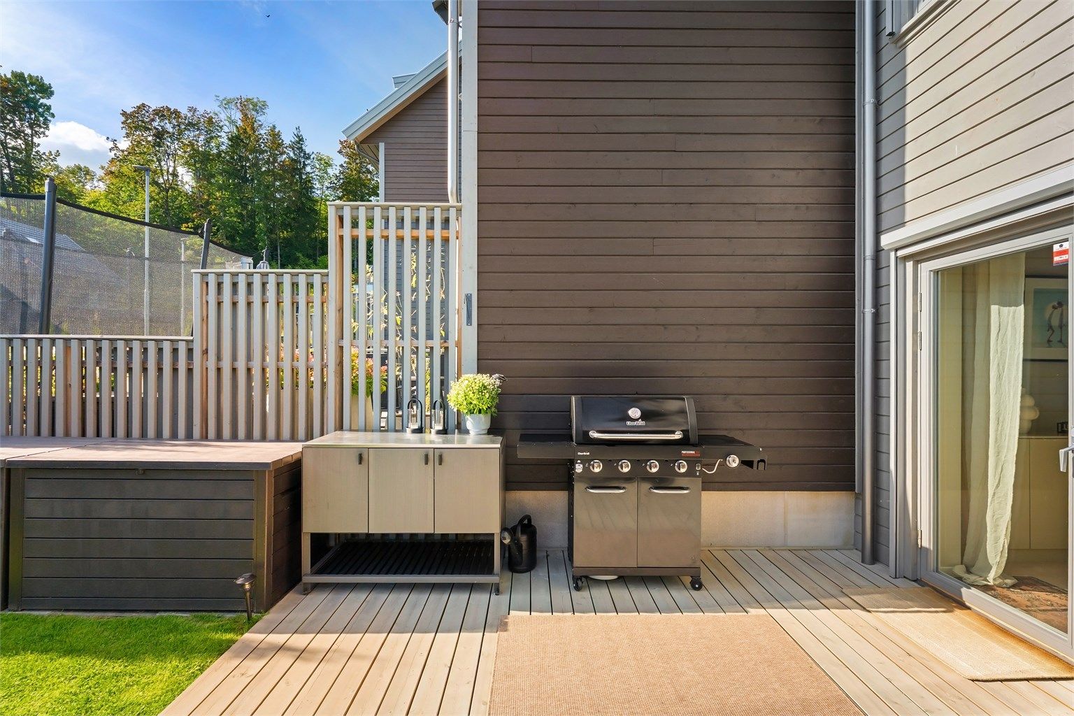 Ny terrasse 2026. Her er det god plass til utekjøkken og grill. 