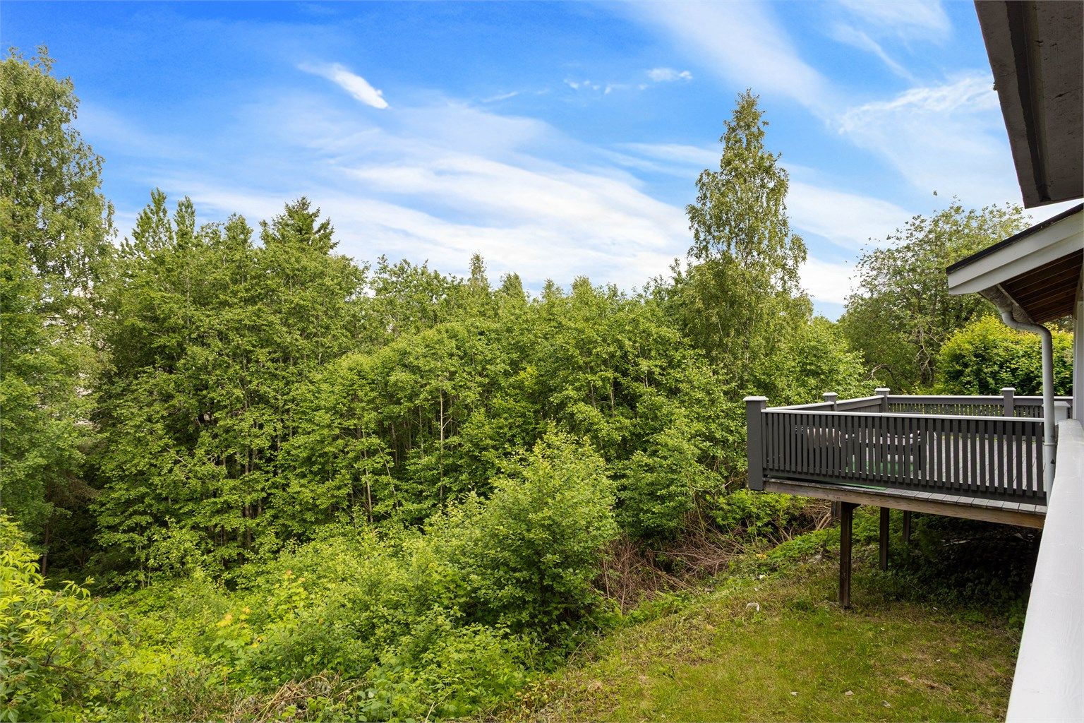 Rolig beliggenhet i Sagdalen med gangavstand til togstasjon og turveien Sagstien. Foto: Henrik Eriksen v/Fotostallen