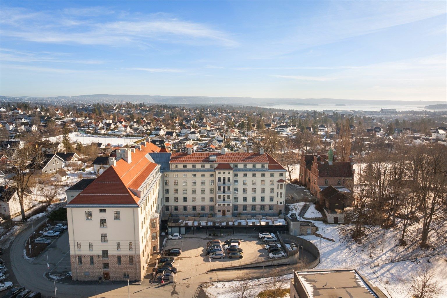 Her bor du med kort vei til Bærumsmarka som byr på flotte turmuligheter året rundt.