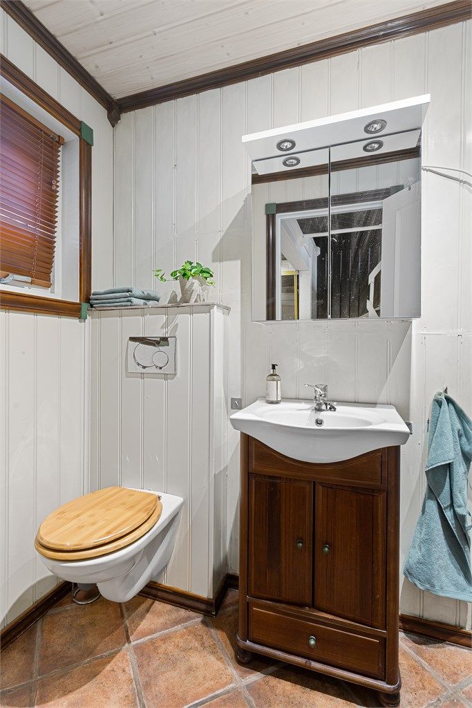 Vaskerom med flislagt gulv med varme. Innredet med vegghengt servantinnredning med dører og skuff. Speilskap med overlys over servant. Vegghengt toalett. Deler av vaskerommet er ikke omsøkt til rom for varig opphold.