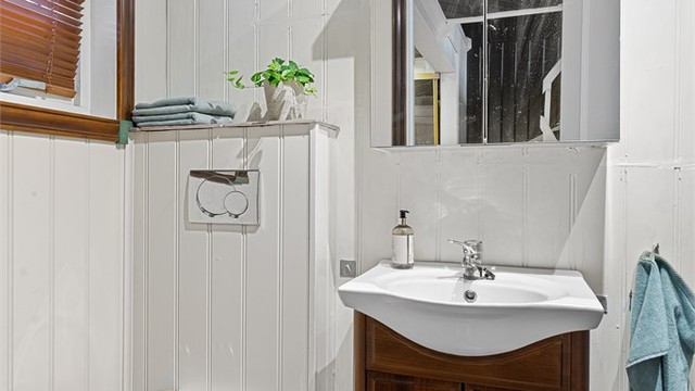 Vaskerom med flislagt gulv med varme. Innredet med vegghengt servantinnredning med dører og skuff. Speilskap med overlys over servant. Vegghengt toalett. Deler av vaskerommet er ikke omsøkt til rom for varig opphold.