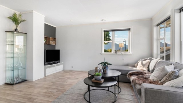 Stuedelen er i dag trivelig innredet med sofahjørne, bord og tv med tilhørende møblement. Kombinasjonen av godt lysinnslipp og spotter i innvendig tak gir en behagelig atmosfære i rommet