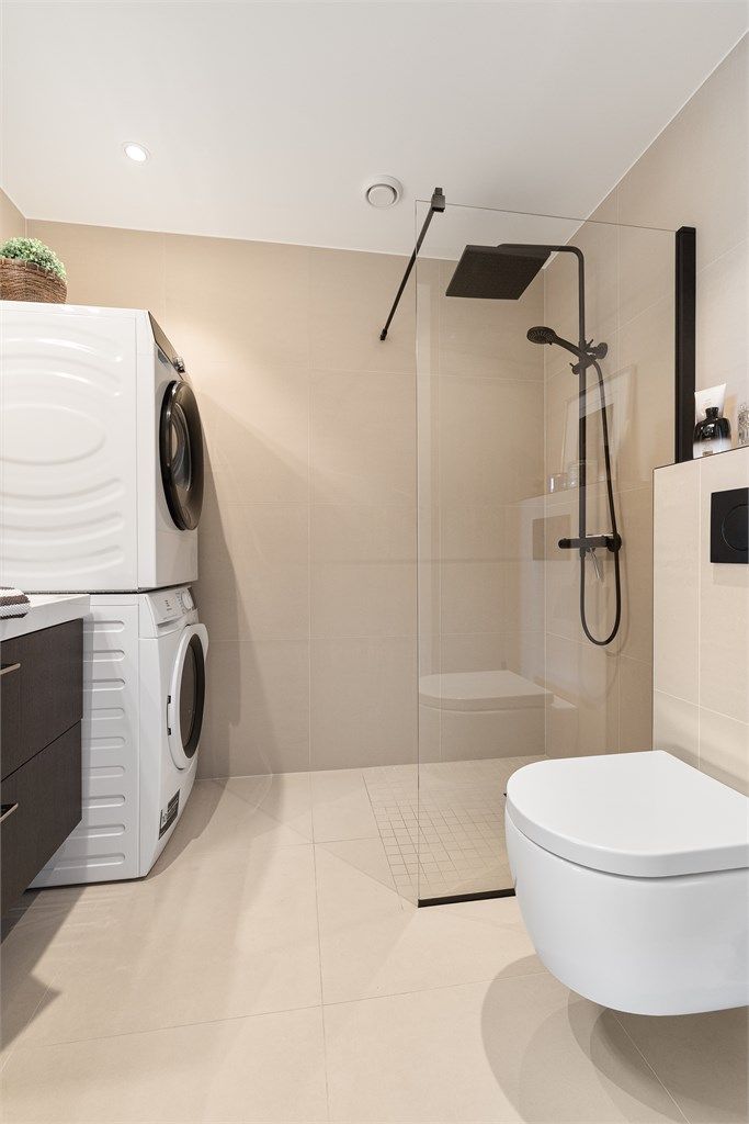 Badet har flislagte overflater på gulv og vegger.