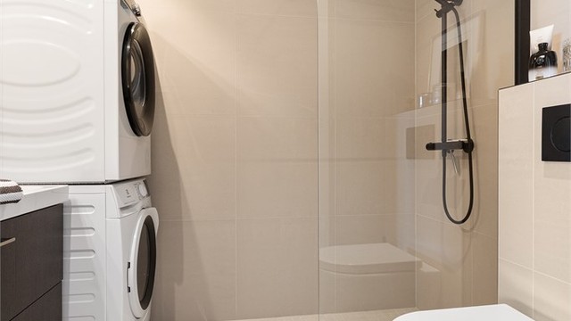 Badet har flislagte overflater på gulv og vegger.