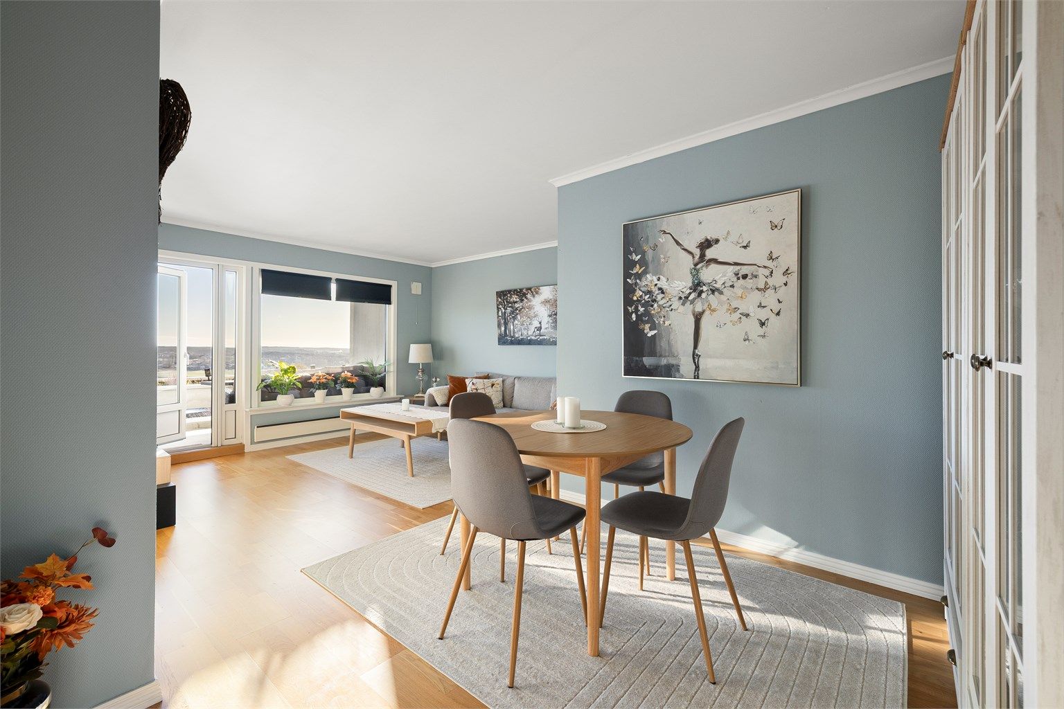 Stuens store vinduer både ivaretar utsikten og slipper solen inn fra tidlig morgen. Innsyn i er ikke tema.