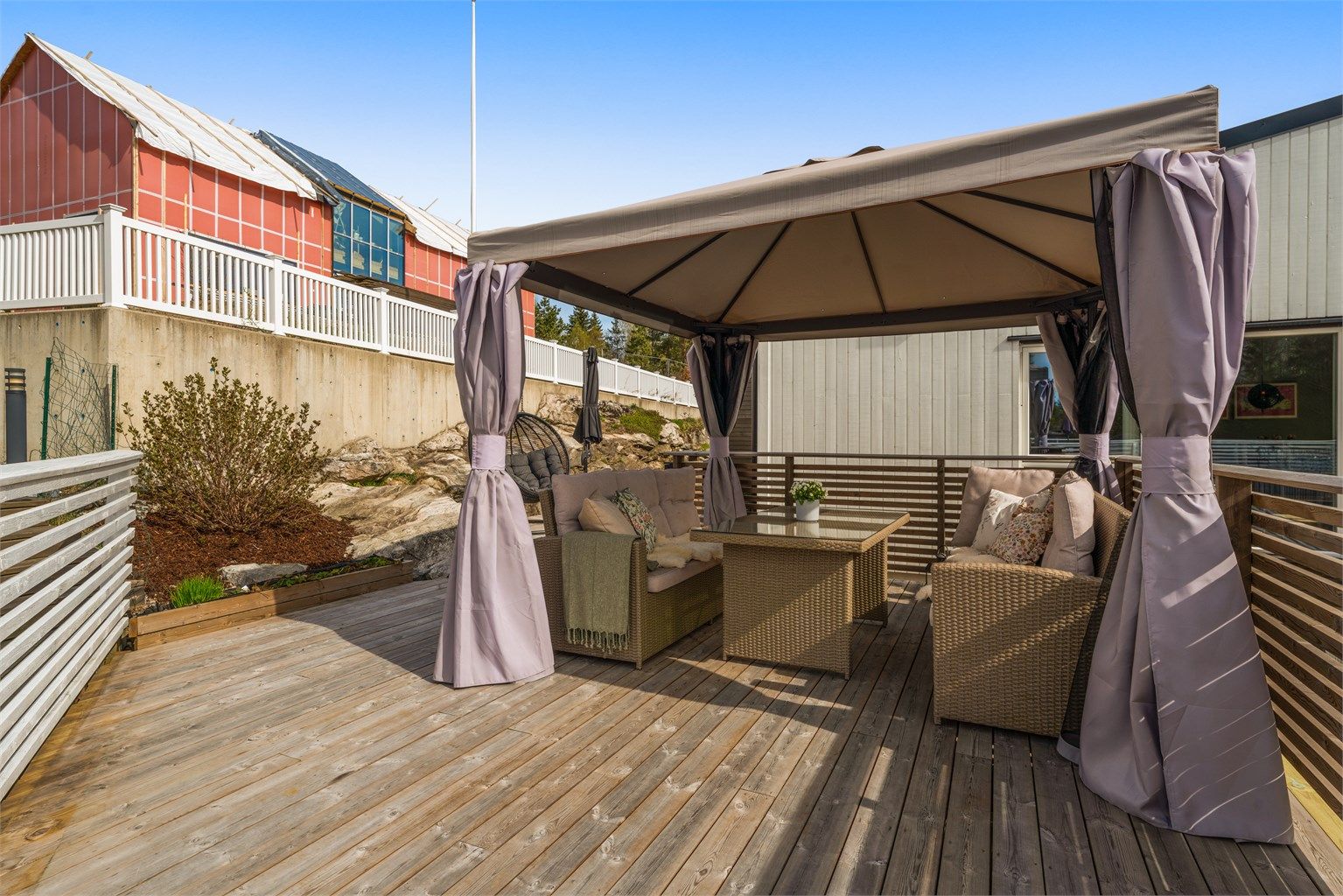 Nyt utelivet på en svært romslig terrasse og platting ved inngangspartiet. Nærmeste barnehage er kun fire minutters gange unna.