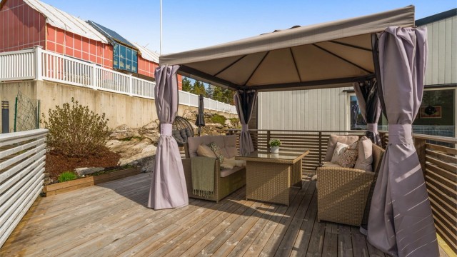 Nyt utelivet på en svært romslig terrasse og platting ved inngangspartiet. Nærmeste barnehage er kun fire minutters gange unna.