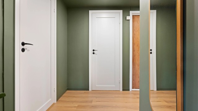Leiligheten disponerer videre boder på til sammen 25 kvm i felles kjeller og loft med gode lagringsmuligheter. Gangen er malt i fargen Organic Green fra Jotun. Dørene er byttet til heltredører fra Swedoor.