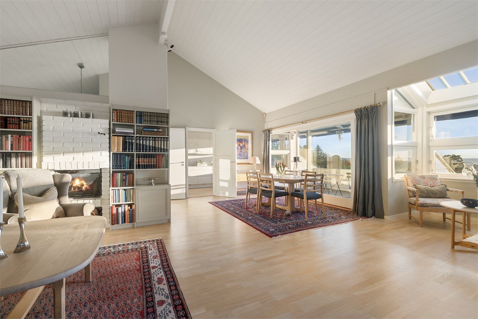 Spiseplass i tilknytning til stue og kjøkken med god plass til større spisebord.