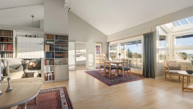 Spiseplass i tilknytning til stue og kjøkken med god plass til større spisebord.