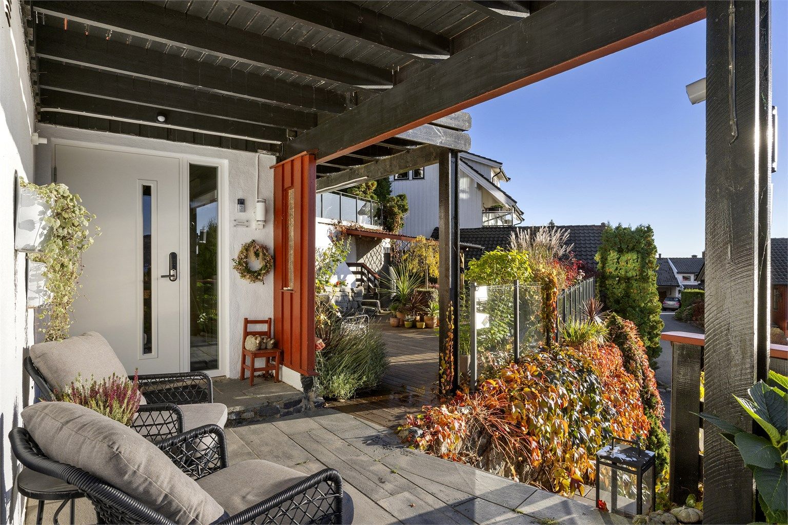 Overbygget inngangsparti med skiferlagt dekke fra 1998/99.