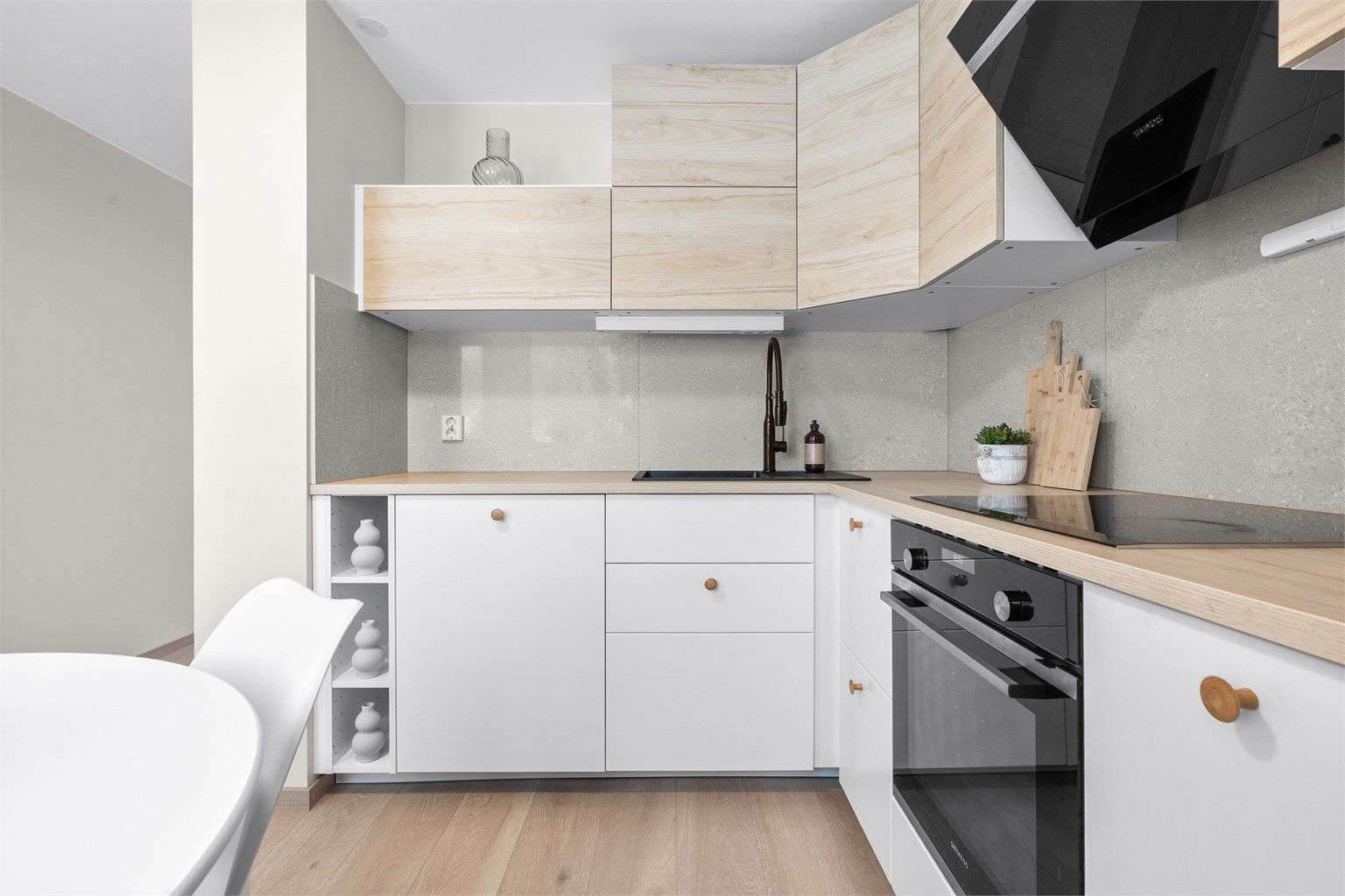 Kjøkken - godt med skap- benkeplass