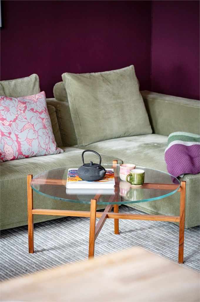 Gjennomgående parkett på gulv binder rommene sammen og gir et helhetlig inntrykk.