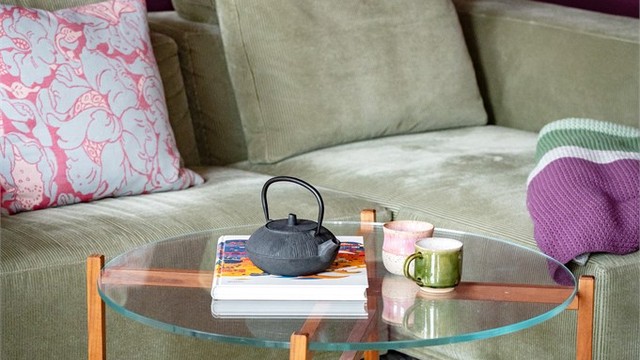 Gjennomgående parkett på gulv binder rommene sammen og gir et helhetlig inntrykk.