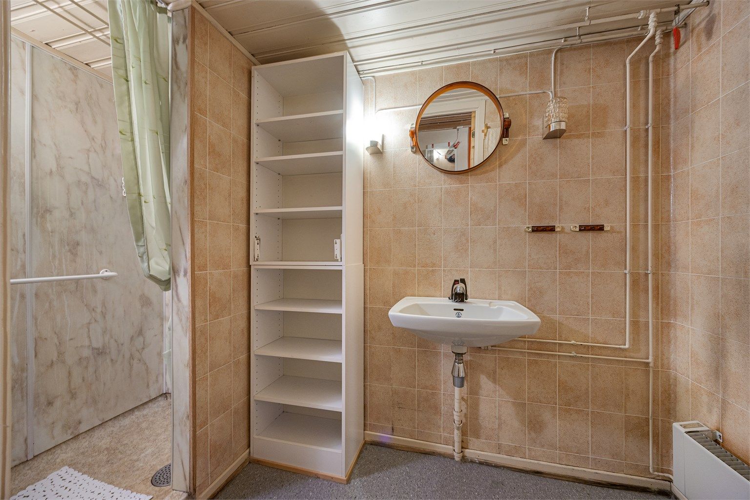 Badet i kjelleren er utstyrt med dusjnisje, toalett og servant.