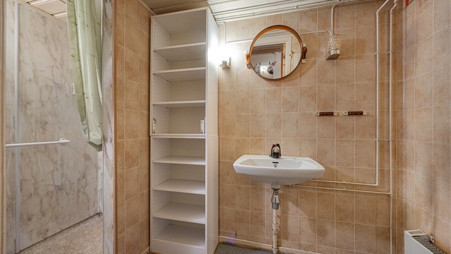 Badet i kjelleren er utstyrt med dusjnisje, toalett og servant.