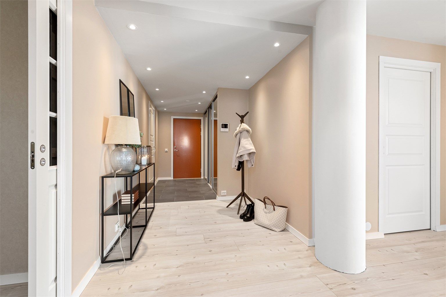 Gangen binder rommene sammen og har downlights i taket og vannbåren gulvvarme