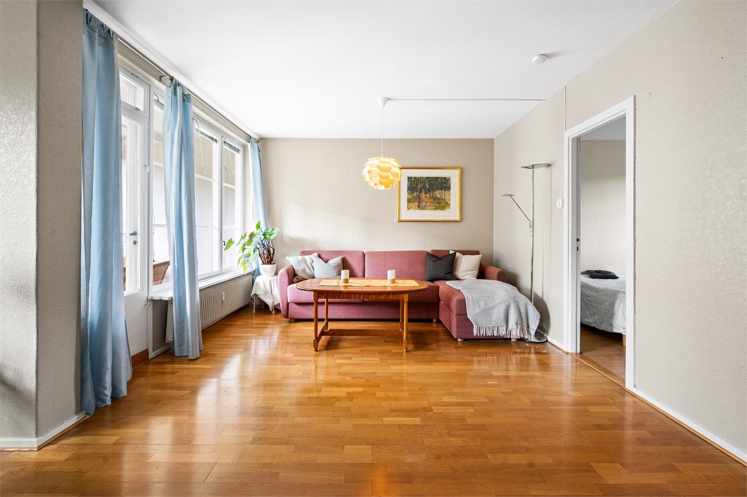 Lys og romslig stue med en god planløsning.