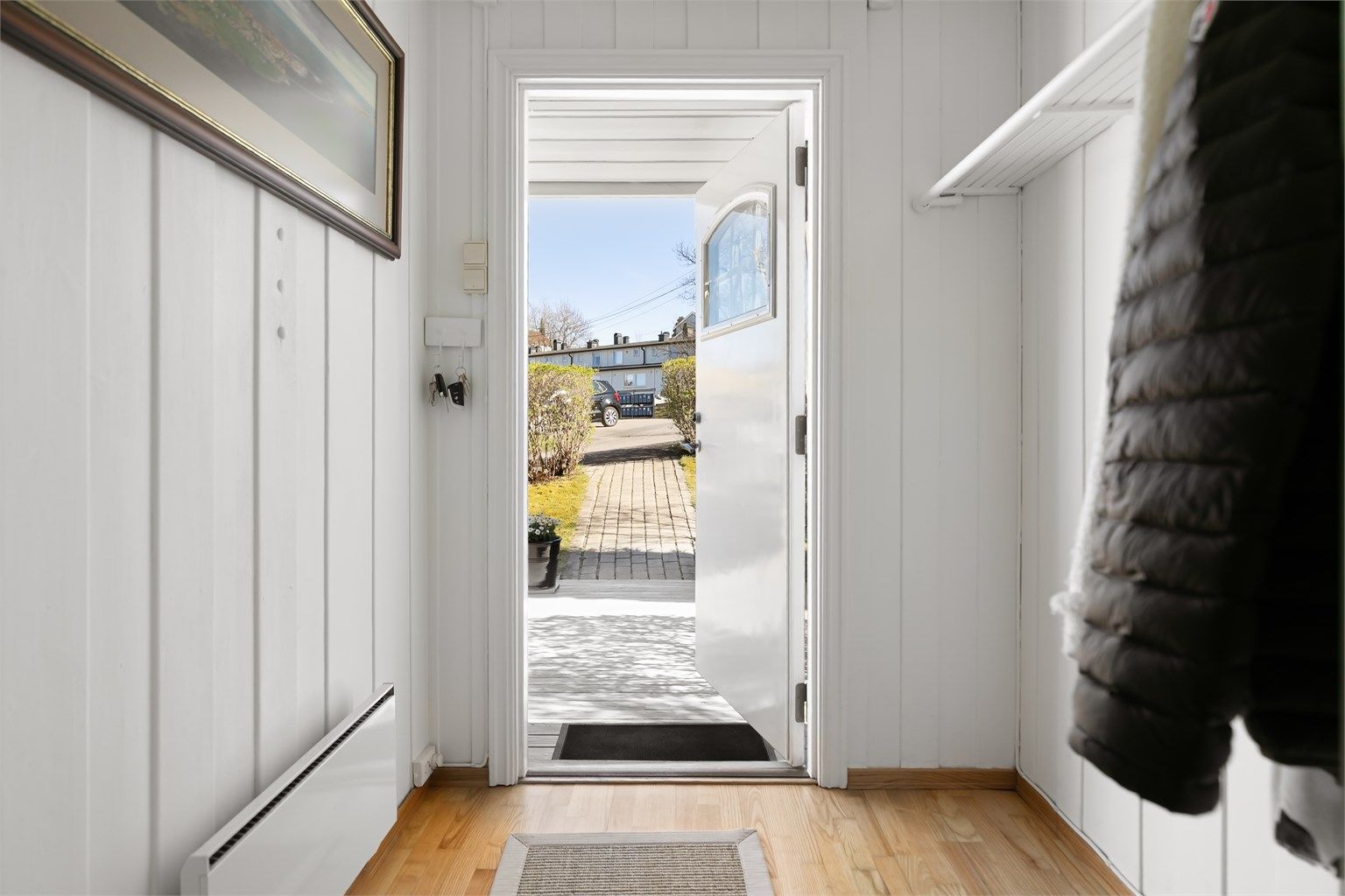 Romslig entré med plass for yttertøy og sko