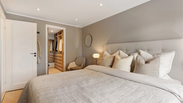 Hovedsoverommet har direkte adkomst til walk-in closet