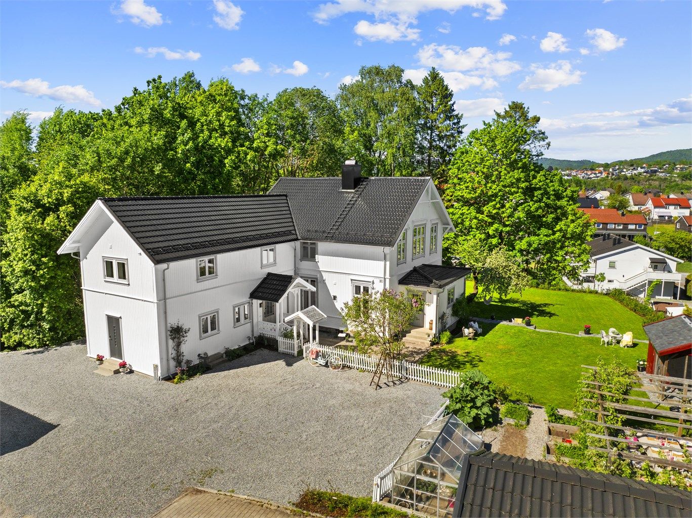 Boligen har tilkomst via privat veg med felles vedlikeholdsansvar.