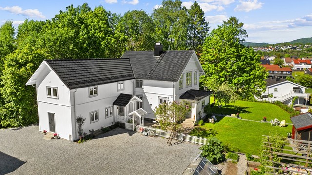 Boligen har tilkomst via privat veg med felles vedlikeholdsansvar.