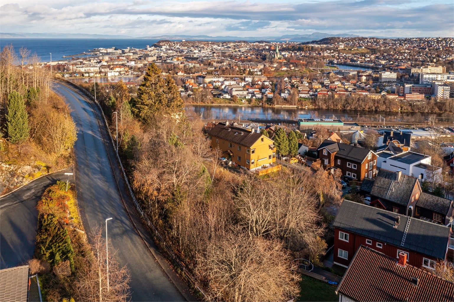 008_Bakre del av tomta reiser seg mot vest, og sørger for skjerming mot Fridtjof Nansens vei..jpg