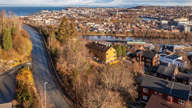008_Bakre del av tomta reiser seg mot vest, og sørger for skjerming mot Fridtjof Nansens vei..jpg