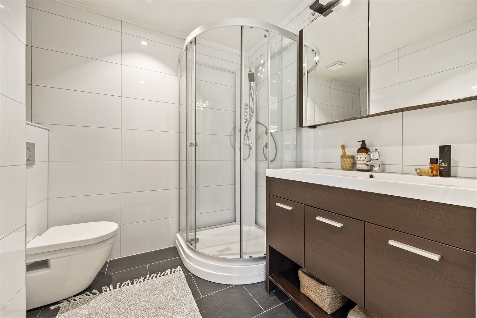 Pent flislagt bad fra 2014 med downlights i tak og gulvvarme.