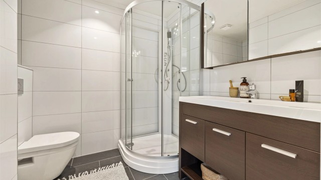 Pent flislagt bad fra 2014 med downlights i tak og gulvvarme.