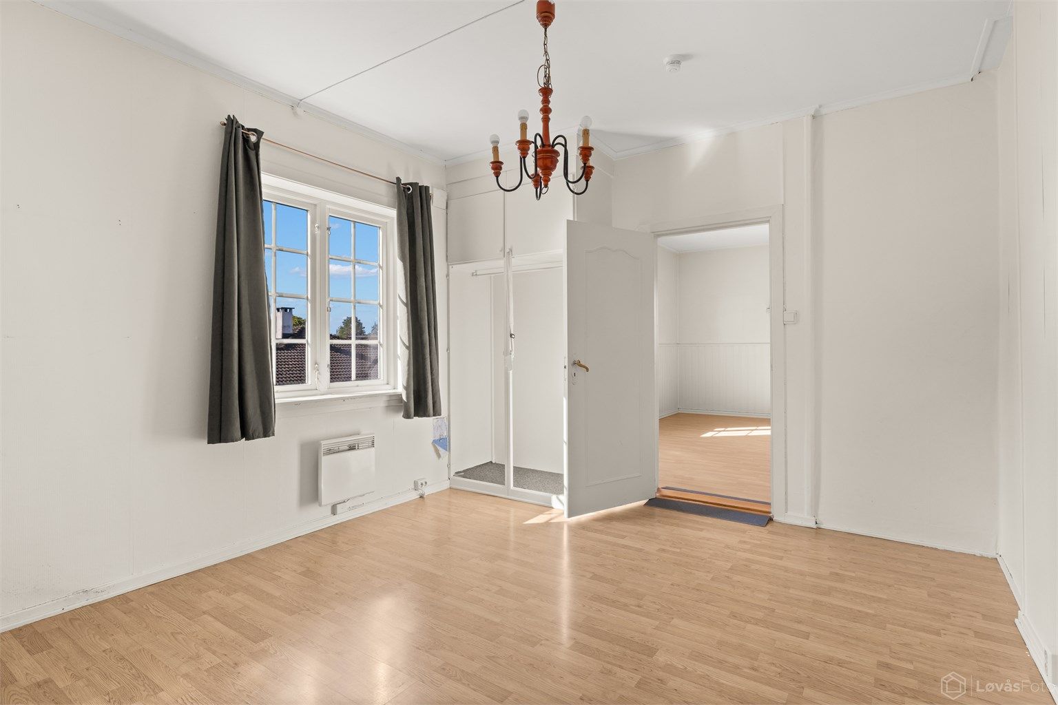 Hovedsoverommet i første etasje har adkomst fra stuen og god plass til dobbeltseng.