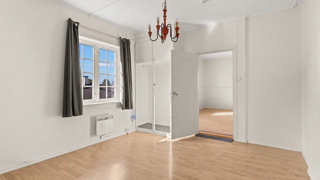 Hovedsoverommet i første etasje har adkomst fra stuen og god plass til dobbeltseng.