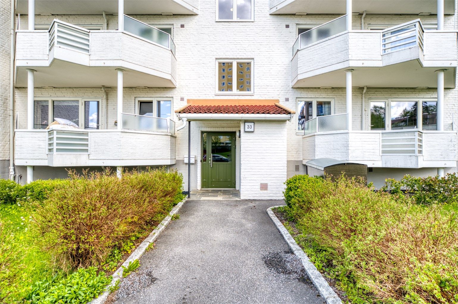 Bygget er fra 1954 og er en del av Oppsal borettslag. Felleskostnadene inkluderer blant annet fjernvarme, TV og internett.