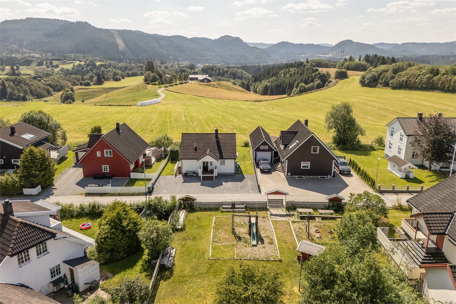 Her bor du med kort vei til en rekke servicetilbud, gode kollektivmuligheter og fantastiske turmuligheter.