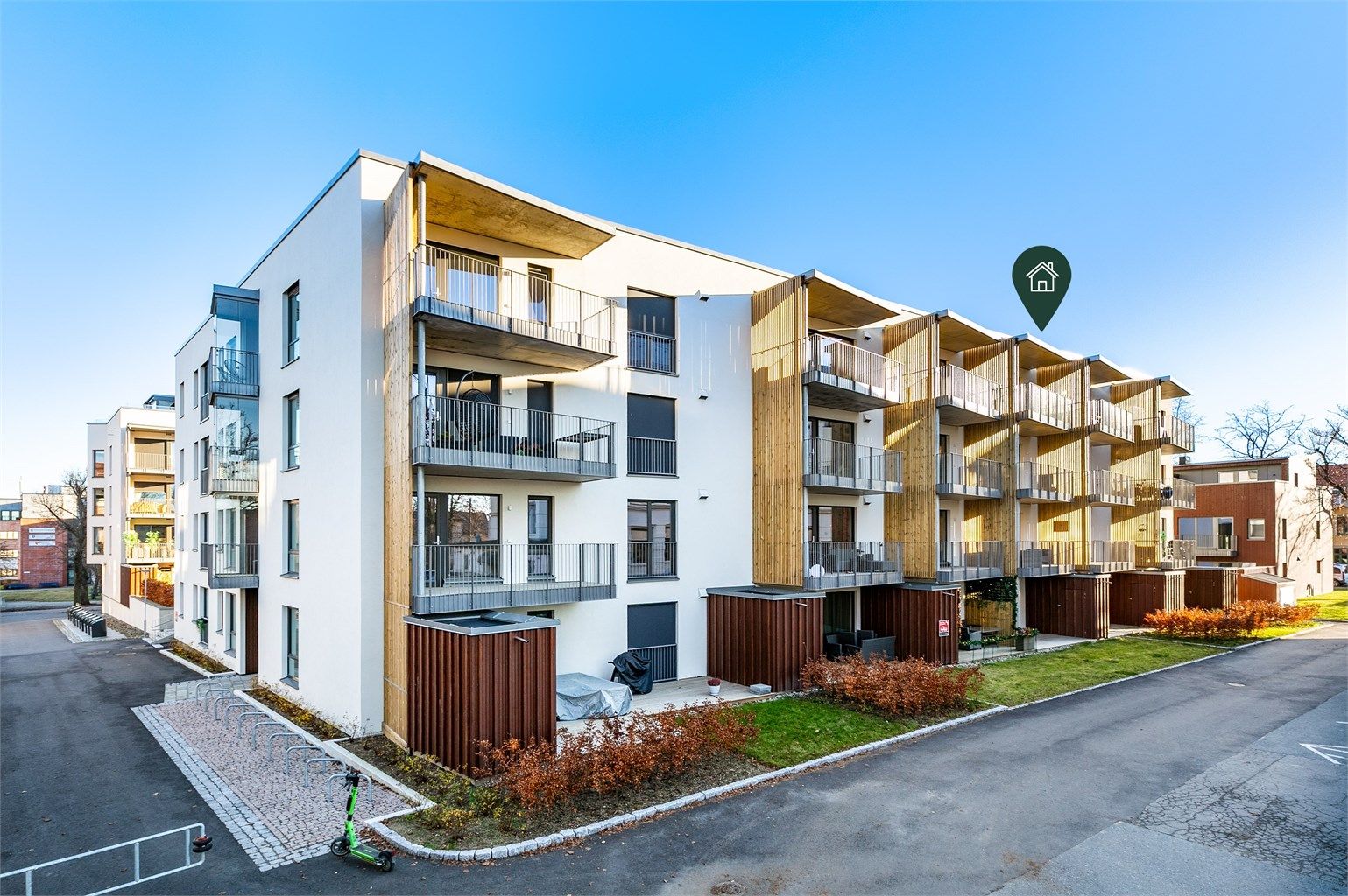 Blokken er den nyeste og siste i Skarmyrakvartalet, et helt nytt boligområde hvor du bor svært sentralt - midt i byen.