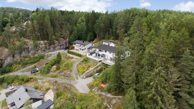 Det er et stille og rolig område, samtidig som det er sentralt i forhold til Oslo, Kolbotn og Ski.