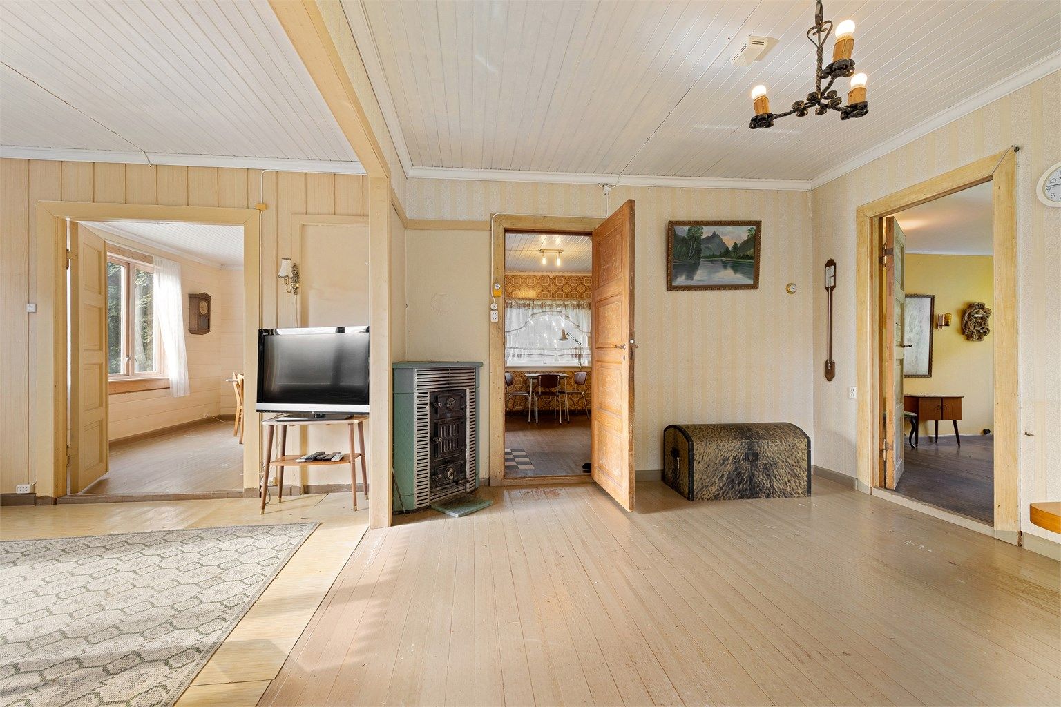 Stue i 1. etasje mot spisetue og kjøkken