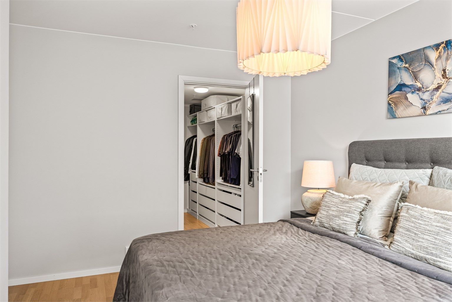 Fra hovedsoverommet går man rett inn i et stort 
walk-in closet.
