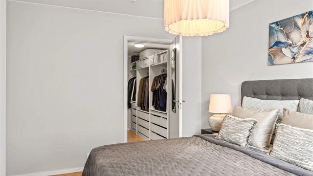 Fra hovedsoverommet går man rett inn i et stort
walk-in closet.