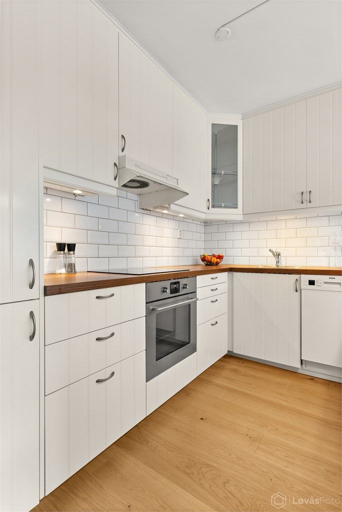 Effektivt innredet med behagelige farger og tidløs design har dette kjøkkenet nok av tumleplass for de mest aktive hobbykokker, og fremstår som meget funksjonelt.