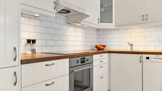 Effektivt innredet med behagelige farger og tidløs design har dette kjøkkenet nok av tumleplass for de mest aktive hobbykokker, og fremstår som meget funksjonelt.