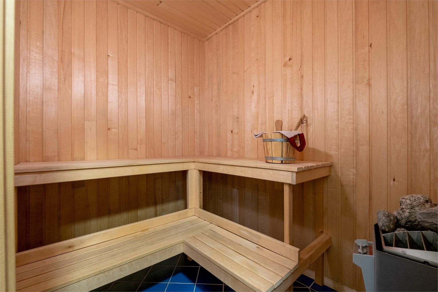 Egen badstue med direkte adkomst fra badet i underetasjen.